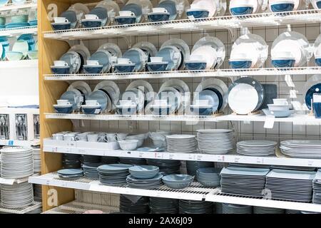 03 Gennaio 2020. Mosca, Ikea, Russia. Gli articoli colorati della famiglia sono disposti sugli scaffali per la vendita al deposito. Piatti, tazze, ciotole in tonalità di bianco Foto Stock