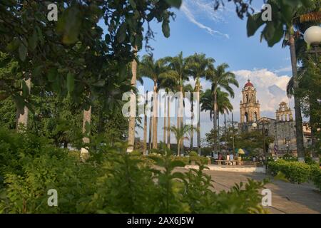 La chiesa di Parroquia Santuario Nuestra Señora de Guadalupe e la piazza delle palme di Guadalupe, Santander, Colombia Foto Stock