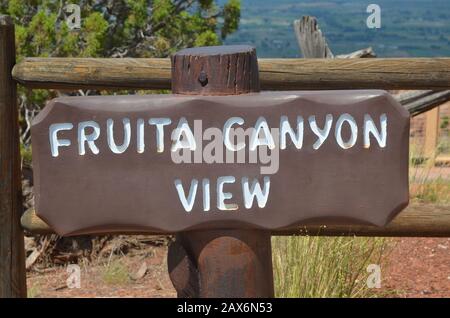 Fruita, COLORADO - 23 GIUGNO 2016: Cartello con la vista sul canyon di Fruita Lungo Rim Rock Drive nel Colorado National Monument Foto Stock