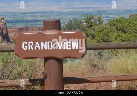 Fruita, COLORADO - 23 GIUGNO 2016: Grand View Sign Along Rim Rock Drive in Colorado National Monument With Grand Valley and Book Cliffs in The Distance Foto Stock