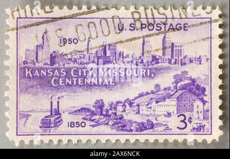 Un francobollo statunitense del 1950 che commemora il centenario di Kansas City. Con vista sulla città nel 1850 e nel 1950. Foto Stock