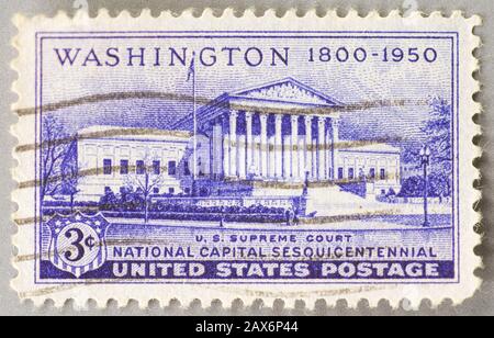 Un francobollo statunitense del 1950 che commemora 150 anni di Washington. Immagine della Corte Suprema degli Stati Uniti nella capitale nazionale. Foto Stock