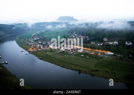 Affascinante città di Rathen in Sassonia, Germania visto da Basteigebiet al tramonto Foto Stock