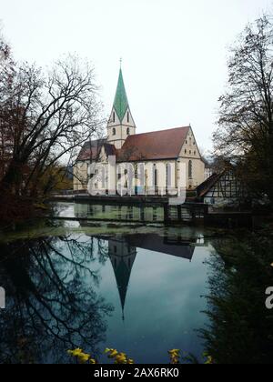 Riflesso dell'Abbazia di Blaubeuren visto da Blautopf a Blaubeuren, Baden-Wuerttemberg, Germania Foto Stock