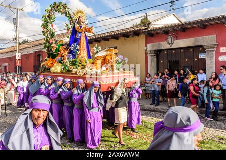 Antigua, Guatemala - 18 febbraio 2018: Processione di Quaresima nel sito patrimonio dell'umanità dell'UNESCO con le famose celebrazioni della settimana Santa. Foto Stock