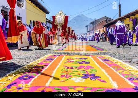 Antigua, Guatemala - 14 aprile 2019: Processione della Domenica delle Palme e tappeti di processione nel sito Patrimonio Mondiale dell'UNESCO con le famose celebrazioni della settimana Santa. Foto Stock