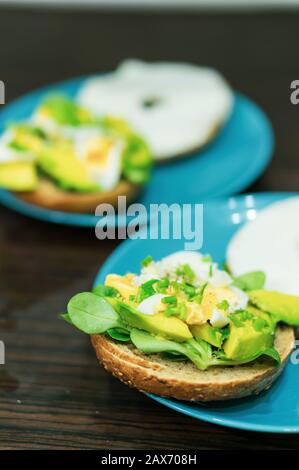 Primo piano di toast all'avocado su un piatto verde Foto Stock