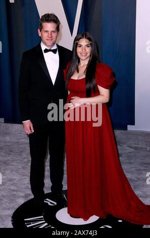 Beverly Hills, Stati Uniti. 09th Feb, 2020. Beverly HILLS, CALIFORNIA - 9 FEBBRAIO: America Ferrera, Ryan Piers Williams partecipa alla Fiera di Vanity Oscar Party 2020 presso il Wallis Annenberg Center for the Performing Arts il 9 febbraio 2020 a Beverly Hills, California. Foto: Crash/Imagespace Credit: Imagespace/Alamy Live News Foto Stock