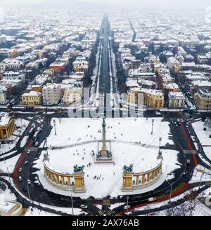 Budapest, Ungheria - veduta aerea dello skyline di Budapest nevosa con Piazza degli Eroi, via Andrassy in una fredda giornata invernale Foto Stock