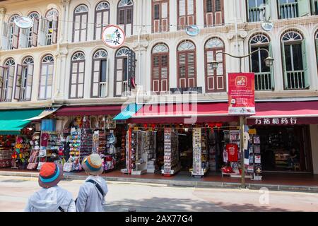 Febbraio 2020. Due turisti visitano Chinatown. L'esplosione del virus COVID-19 ha causato un forte calo nel turismo nella città di Singapore. Foto Stock