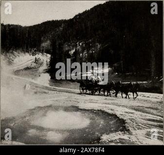 La nuova terza edizione rivista di Campbell guida completa e libro descrittivo del Parco di Yellowstone . 28 dal bacino Inferiore alle alture delle rive del fiume Yellowstone, dove Spurgin ha fatto scendere i suoi vagoni con le corde fino alla riva del fiume, che si chiamava Spurgins Beaver Slide. Poi si trovava con l'esercito Howards, attraversato il Yellowstone due volte, arredato il suo Generale con un treno di grande capacità, e da Cascade Creek ha preso i suoi vagoni a Fort Ellissenza perdere una ruota. Un tablet vicino alle cascate superiori segna il punto di*Spurgins Beaver Slide. Ora il Nez Perces aveva Howard e Gibbon nel loro rea Foto Stock