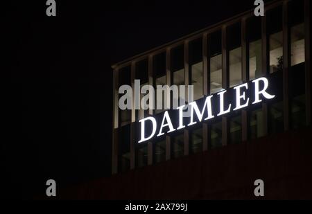 Stoccarda, Germania. 11th Feb, 2020. Il logo della Daimler AG è visibile presso la sede centrale. (A dpa 'ächzt unter Milliardenkosten') credito: Marijan Murat/dpa/Alamy Live News Foto Stock