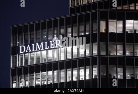 Stoccarda, Germania. 11th Feb, 2020. Il logo Daimler AG è visibile presso la sede centrale dell'azienda. (A dpa 'ächzt unter Milliardenkosten') credito: Marijan Murat/dpa/Alamy Live News Foto Stock