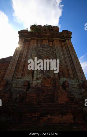 Banh It (torta It) Torre sulla cima di una collina. Questa torre è stata costruita nel 10th secolo con tipico stile architettonico Cham. Foto Stock