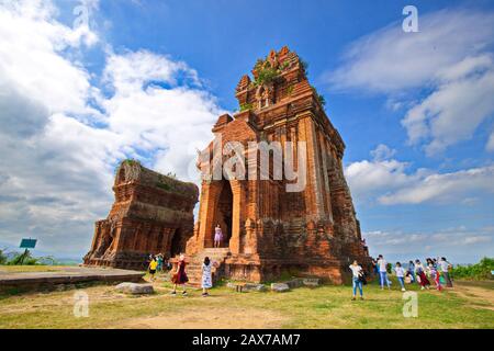 Banh It (torta It) Torre sulla cima di una collina. Questa torre è stata costruita nel 10th secolo con tipico stile architettonico Cham. Foto Stock