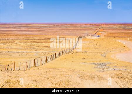 Il Dingo Fence o Fence del cane è una recinzione di esclusione di peste che è stata costruita in Australia fra 1880 - 1885, per tenere i dingo fuori e proteggere le pecore. Foto Stock