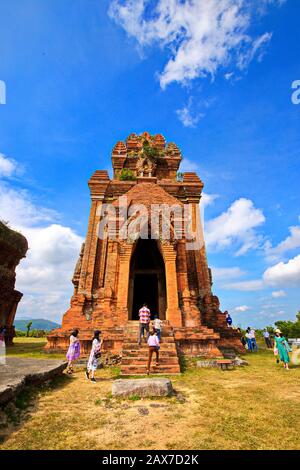 Banh It (torta It) Torre sulla cima di una collina. Questa torre è stata costruita nel 10th secolo con tipico stile architettonico Cham. Foto Stock