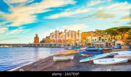 Isola d'Elba, Rio Marina Village baia. Marina, barche e il faro. Toscana, Italia, Europa. Foto Stock