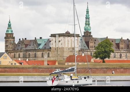 Helsingor Kronborg Castle Elsinor fortificazione e barca a vela. Danimarca Foto Stock