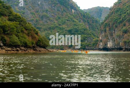 Kayaking nella baia di Halong, Vietnam Foto Stock