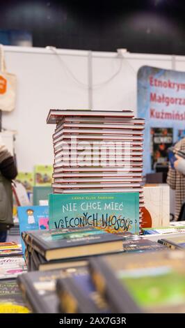 Katowice, Polonia - 6-8 dicembre 2019: Pila di libri per bambini durante la Fiera del Libro della Slesia a Katowice nel 2019 al Centro Congressi Internazionale. Foto Stock