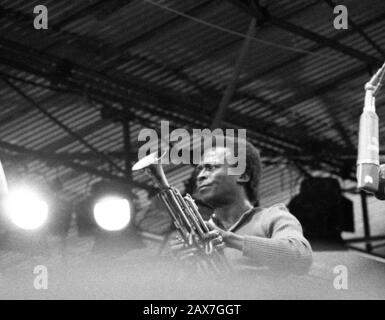 Miles Davis al famoso Isle of Wight Festival nel 1970, si stima che tra 600 e 700.000 persone hanno partecipato. Sabato 29 Agosto 1970 Foto Stock