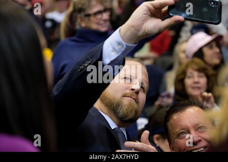 Il responsabile della campagna di Trump Brad Parscale prende un selfie con un sostenitore durante Il Gran Rally Keep America a Manchester. Foto Stock