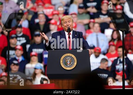 Il presidente Donald J. Trump campagne alla vigilia della notte primaria a Manchester. Foto Stock