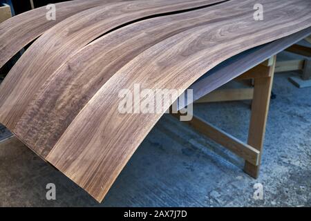 Impiallacciatura di noce. Struttura in legno. Lavorazione del legno e della Falegnameria. Primo piano. Produzione di mobili Foto Stock