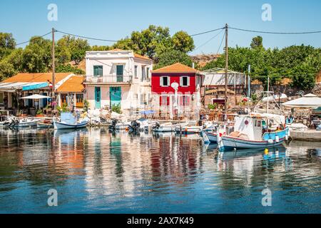 Vista del porto e della città di Molyvos (Mithymna), Lesvos (Lesbos), Grecia. Foto Stock