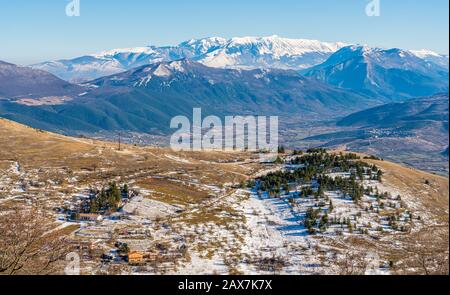 Soleggiato inverno pomeriggio paesaggio vicino Rocca Calascio. Abruzzo, Italia. Foto Stock