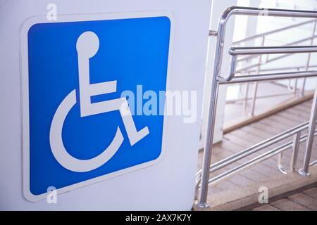 Rampa di accesso per rampa per sedie a rotelle, un piano inclinato installato in aggiunta o al posto delle scale, per utenti su sedia a rotelle, persone che spingono passeggini, Foto Stock