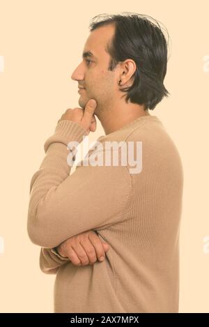 Profilo vista di uomo persiano indossare maglione pensiero Foto Stock