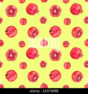 Motivo senza cuciture di melograni rossi su sfondo giallo isolato, intero e tagliato melograno con semi che ripetono ornamento, luminoso sfondo estivo Foto Stock