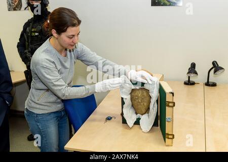 La testa di pietra celtica di Msecke Zehrovice dal periodo tra la seconda metà del terzo secolo fino alla prima metà del secondo secolo a.C. si vede durante i preparativi per il trasporto rigoroso e sicuro da Terezin a Olomouc, Repubblica Ceca, il 10 febbraio 2020. La testa di pietra è stata prestata al Museo Regionale di Olomouc per una mostra. Nella foto si vede restauratore romana Kozakova. (Ctk Photo/Ondrej Hajek) Foto Stock