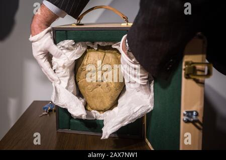 Olomouc, Repubblica Ceca. 10th Feb, 2020. La testa di pietra celtica di Msecke Zehrovice dal periodo tra la seconda metà del terzo secolo fino alla prima metà del secondo secolo a.C. è vista durante un'installazione per una mostra a Olomouc, Repubblica Ceca, il 10 febbraio 2020. La testa di pietra è stata prestata al Museo Regionale di Olomouc per una mostra. Credit: Jaroslav Svoboda/Ctk Photo/Alamy Live News Foto Stock