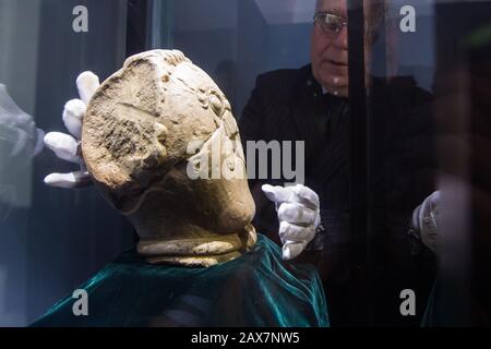 Olomouc, Repubblica Ceca. 10th Feb, 2020. La testa di pietra celtica di Msecke Zehrovice dal periodo tra la seconda metà del terzo secolo fino alla prima metà del secondo secolo a.C. è vista durante un'installazione per una mostra a Olomouc, Repubblica Ceca, il 10 febbraio 2020. La testa di pietra è stata prestata al Museo Regionale di Olomouc per una mostra. Credit: Jaroslav Svoboda/Ctk Photo/Alamy Live News Foto Stock