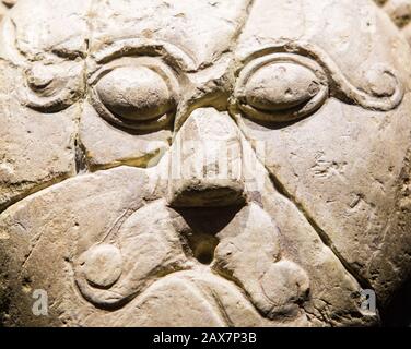 Olomouc, Repubblica Ceca. 10th Feb, 2020. La testa di pietra celtica di Msecke Zehrovice dal periodo tra la seconda metà del terzo secolo fino alla prima metà del secondo secolo a.C. è vista durante un'installazione per una mostra a Olomouc, Repubblica Ceca, il 10 febbraio 2020. La testa di pietra è stata prestata al Museo Regionale di Olomouc per una mostra. Credit: Jaroslav Svoboda/Ctk Photo/Alamy Live News Foto Stock