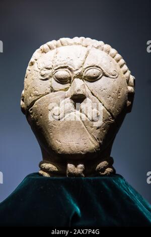 Olomouc, Repubblica Ceca. 10th Feb, 2020. La testa di pietra celtica di Msecke Zehrovice dal periodo tra la seconda metà del terzo secolo fino alla prima metà del secondo secolo a.C. è vista durante un'installazione per una mostra a Olomouc, Repubblica Ceca, il 10 febbraio 2020. La testa di pietra è stata prestata al Museo Regionale di Olomouc per una mostra. Credit: Jaroslav Svoboda/Ctk Photo/Alamy Live News Foto Stock