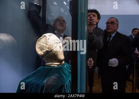 Olomouc, Repubblica Ceca. 10th Feb, 2020. La testa di pietra celtica di Msecke Zehrovice dal periodo tra la seconda metà del terzo secolo fino alla prima metà del secondo secolo a.C. è vista durante un'installazione per una mostra a Olomouc, Repubblica Ceca, il 10 febbraio 2020. La testa di pietra è stata prestata al Museo Regionale di Olomouc per una mostra. Credit: Jaroslav Svoboda/Ctk Photo/Alamy Live News Foto Stock