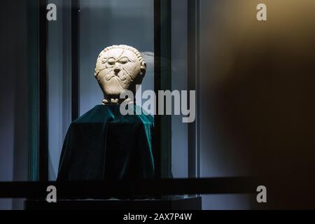 Olomouc, Repubblica Ceca. 10th Feb, 2020. La testa di pietra celtica di Msecke Zehrovice dal periodo tra la seconda metà del terzo secolo fino alla prima metà del secondo secolo a.C. è vista durante un'installazione per una mostra a Olomouc, Repubblica Ceca, il 10 febbraio 2020. La testa di pietra è stata prestata al Museo Regionale di Olomouc per una mostra. Credit: Jaroslav Svoboda/Ctk Photo/Alamy Live News Foto Stock