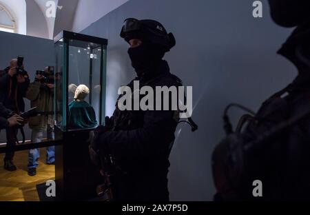 Olomouc, Repubblica Ceca. 10th Feb, 2020. La testa di pietra celtica di Msecke Zehrovice dal periodo tra la seconda metà del terzo secolo fino alla prima metà del secondo secolo a.C. è vista durante un'installazione per una mostra a Olomouc, Repubblica Ceca, il 10 febbraio 2020. La testa di pietra è stata prestata al Museo Regionale di Olomouc per una mostra. Credit: Jaroslav Svoboda/Ctk Photo/Alamy Live News Foto Stock