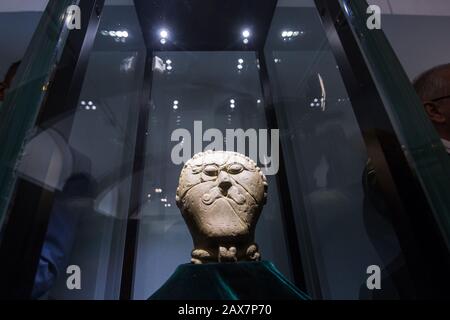 Olomouc, Repubblica Ceca. 10th Feb, 2020. La testa di pietra celtica di Msecke Zehrovice dal periodo tra la seconda metà del terzo secolo fino alla prima metà del secondo secolo a.C. è vista durante un'installazione per una mostra a Olomouc, Repubblica Ceca, il 10 febbraio 2020. La testa di pietra è stata prestata al Museo Regionale di Olomouc per una mostra. Credit: Jaroslav Svoboda/Ctk Photo/Alamy Live News Foto Stock