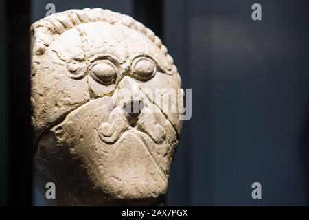 Olomouc, Repubblica Ceca. 10th Feb, 2020. La testa di pietra celtica di Msecke Zehrovice dal periodo tra la seconda metà del terzo secolo fino alla prima metà del secondo secolo a.C. è vista durante un'installazione per una mostra a Olomouc, Repubblica Ceca, il 10 febbraio 2020. La testa di pietra è stata prestata al Museo Regionale di Olomouc per una mostra. Credit: Jaroslav Svoboda/Ctk Photo/Alamy Live News Foto Stock