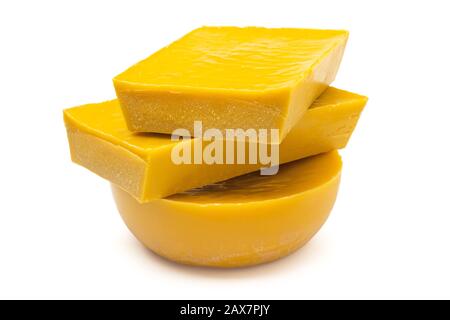 Grandi pezzi di cera d'api naturale, pura organica gialla isolata su sfondo bianco. Foto Stock