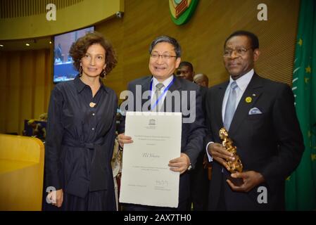 (200211) -- ADDIS ABEBA, 11 febbraio 2020 (Xinhua) -- Liu Yuxi (C), capo della Missione cinese presso l'UA, presenta per foto il presidente della Guinea equatoriale Teodoro Obiang Nguema Mbasogo (R) e il direttore generale dell'UNESCO Audrey Azoulay, Dopo aver ricevuto il Premio Internazionale per la Ricerca nelle Scienze della vita della Guinea Equatoriale UNESCO per conto di Tu Youyou, ad Addis Abeba, Etiopia, 10 febbraio 2020. Premio Nobel cinese Tu Youyou è stato insignito del Premio Internazionale per la Ricerca in Scienze della vita, UNESCO-Guinea Equatoriale, per la sua ricerca sulle malattie parassitarie. (Foto di Michael T. Foto Stock
