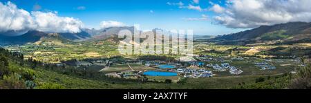 Panoramic view of Franschhoek Valley, wine growing region in South Africa Foto Stock