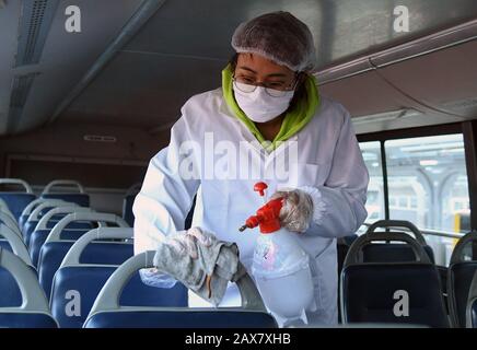 (200211) -- PECHINO, 11 febbraio 2020 (Xinhua) -- UN membro del personale disinfetta un corrimano di autobus in una stazione di autobus a Pechino, capitale della Cina, 3 febbraio 2020. (Xinhua/Ren Chao) Foto Stock