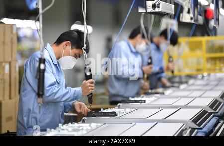 (200211) -- PECHINO, 11 febbraio 2020 (Xinhua) -- i Membri Del Personale lavorano in un workshop di Skyworth a Guangzhou, nella provincia di Guangdong della Cina meridionale, 10 febbraio 2020. (Xinhua/Deng Hua) Foto Stock