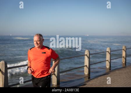 Jogger in corsa sul mare Foto Stock